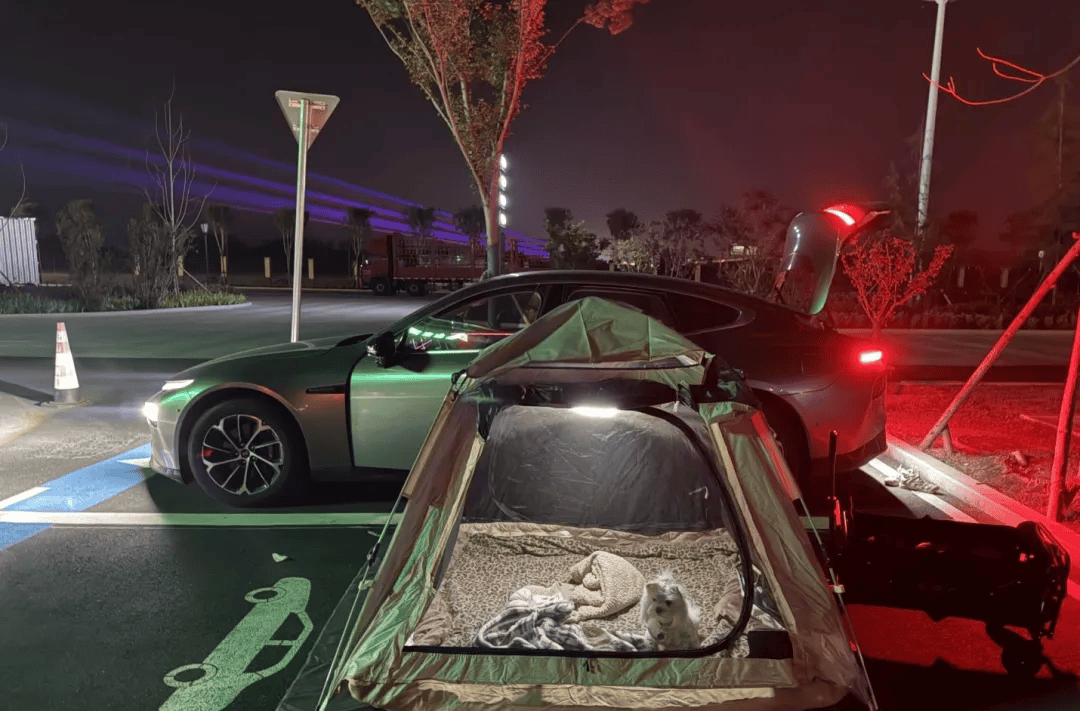 国庆期间年轻人旅行掀起“帐篷过夜”热潮pg电子免费模拟器游戏不住酒店住帐篷！(图1)