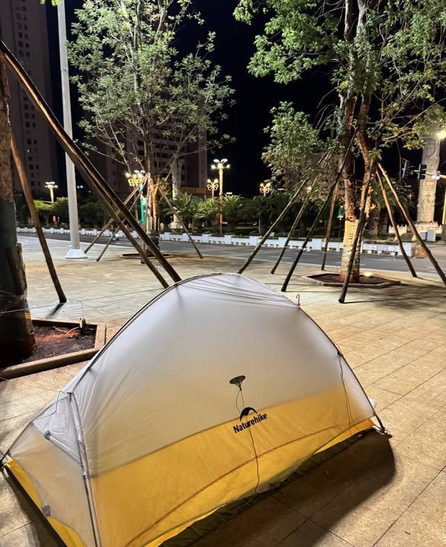 引关注 专家：鼓励探索精神 但安全是前提pg电子模拟器试玩年轻人旅游带帐篷过夜(图2)